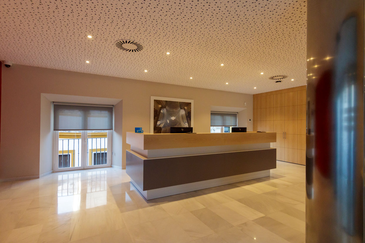 Falso techo de recepción de oficinas de Banco Sabadell en Sevilla