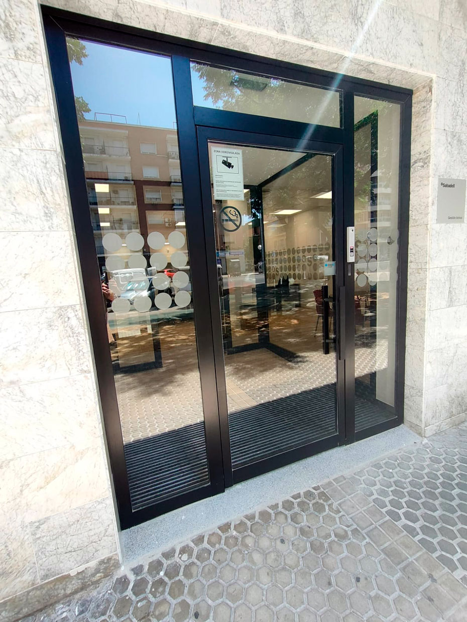 Entrada de oficina del banco Sabadell en Eduardo Dato (Sevilla)