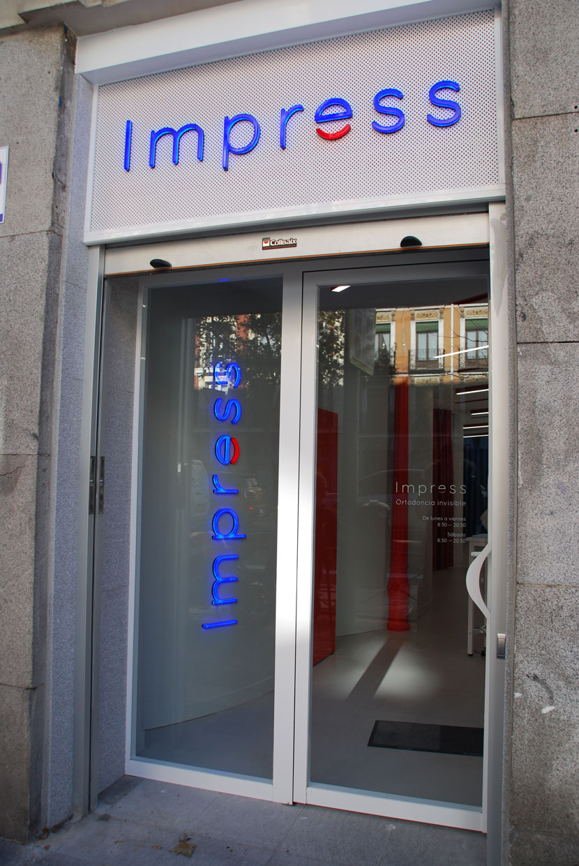 Puerta de entrada de la clínica dental Impress de la calle Carranza en Madrid