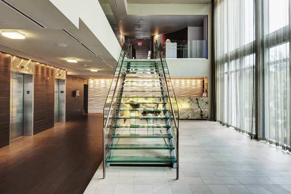 Escalera de vidrio de un hotel