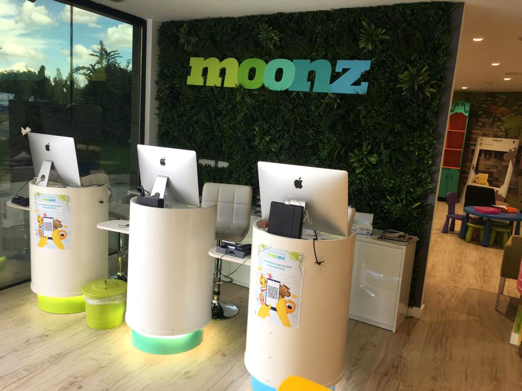 Mostradores de la clínica dental infantil Moonz en Madrid