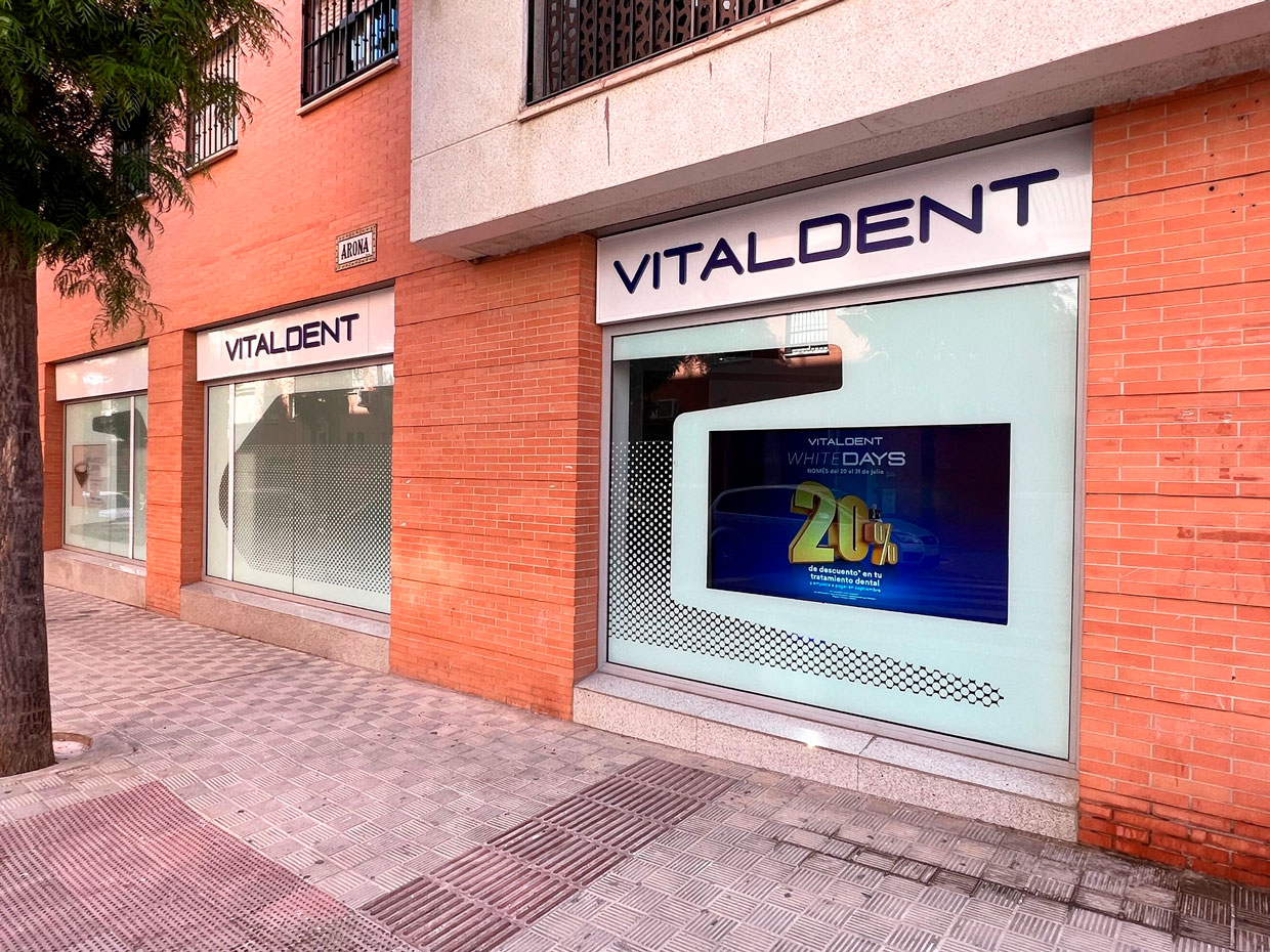 Fachada clínica Vitaldent Montequinto (Sevilla)