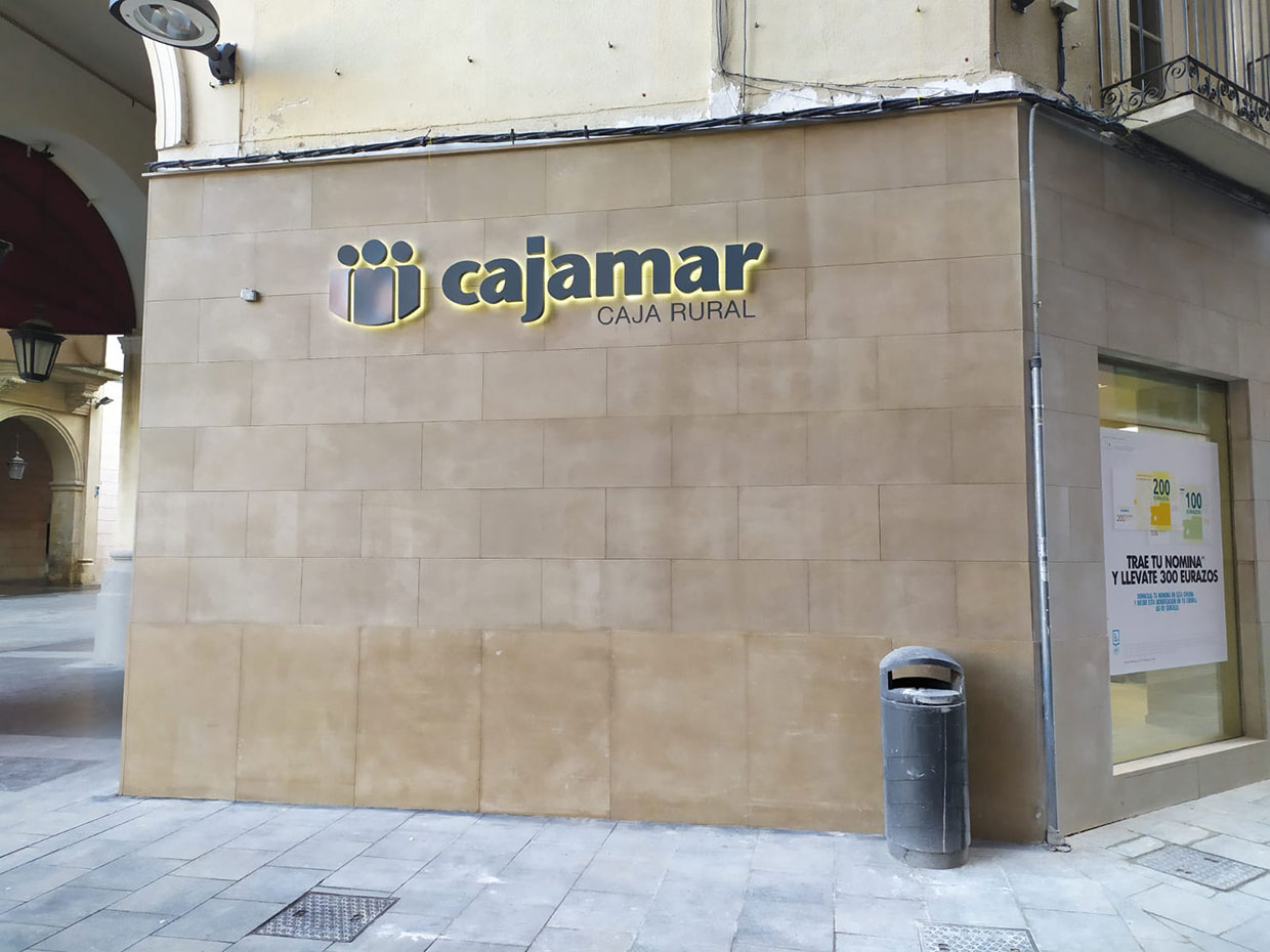 Fachada de oficina Cajamar Caja Rural en Huesca