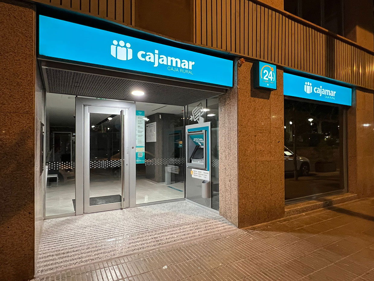 Fachada de oficina Cajamar Caja Rural en Tárrega (Lleida)