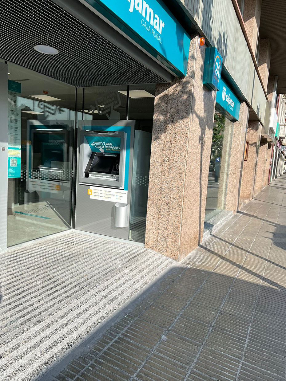 Cajero automático en el exterior de oficina Cajamar Caja Rural en Tárrega (Lleida)