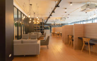 Espacio reformado con materiales de construcción sostenibles