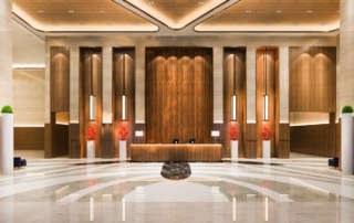 Diferentes tipos de iluminación en la recepción de un hotel