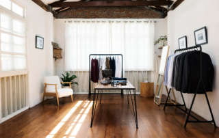 Diseño interior de tienda de ropa en el que se aplica el minimalismo cálido.