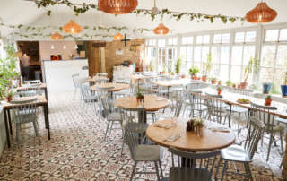 Comedor que muestra las tendencias de interiorismo en restaurantes