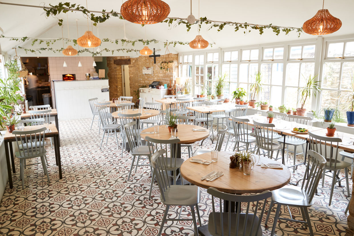 Comedor que muestra las tendencias de interiorismo en restaurantes