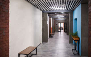 Pasillo en el que se ven diferentes acabados utilizados en el interiorismo comercial