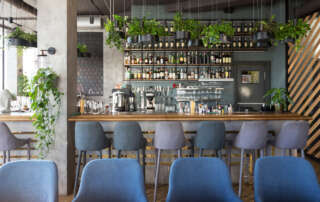 Ejemplo de reformas de bares con diseño versátil para espacios gastronómicos modernos