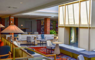 Lobby de hotel diseñado como espacio híbrido donde trabajar, descansar y tener momentos de ocio.