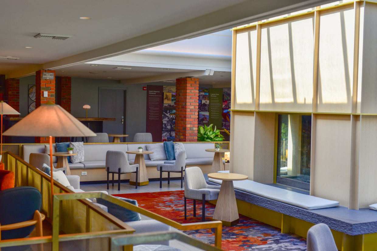 Lobby de hotel diseñado como espacio híbrido donde trabajar, descansar y tener momentos de ocio.